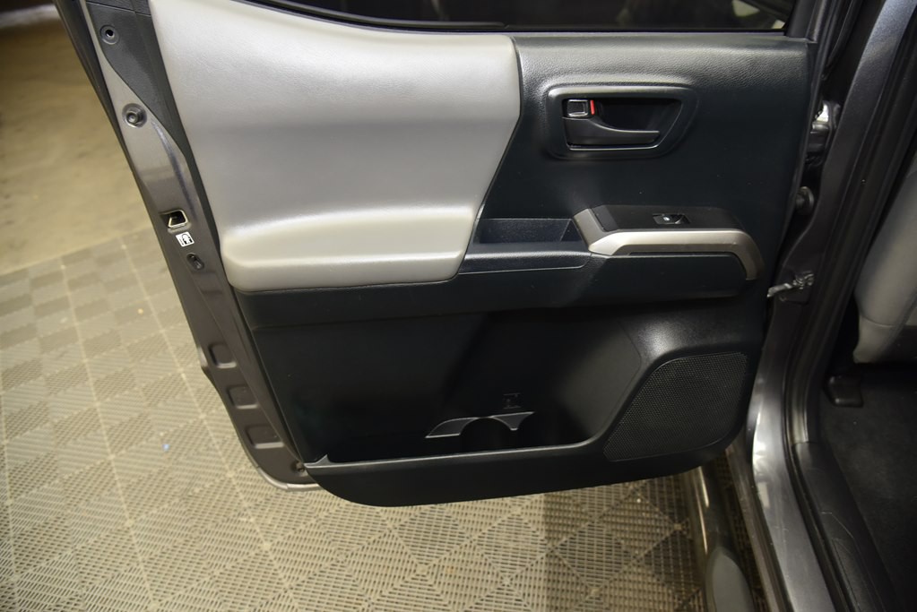 2017 Toyota Tacoma Image 21