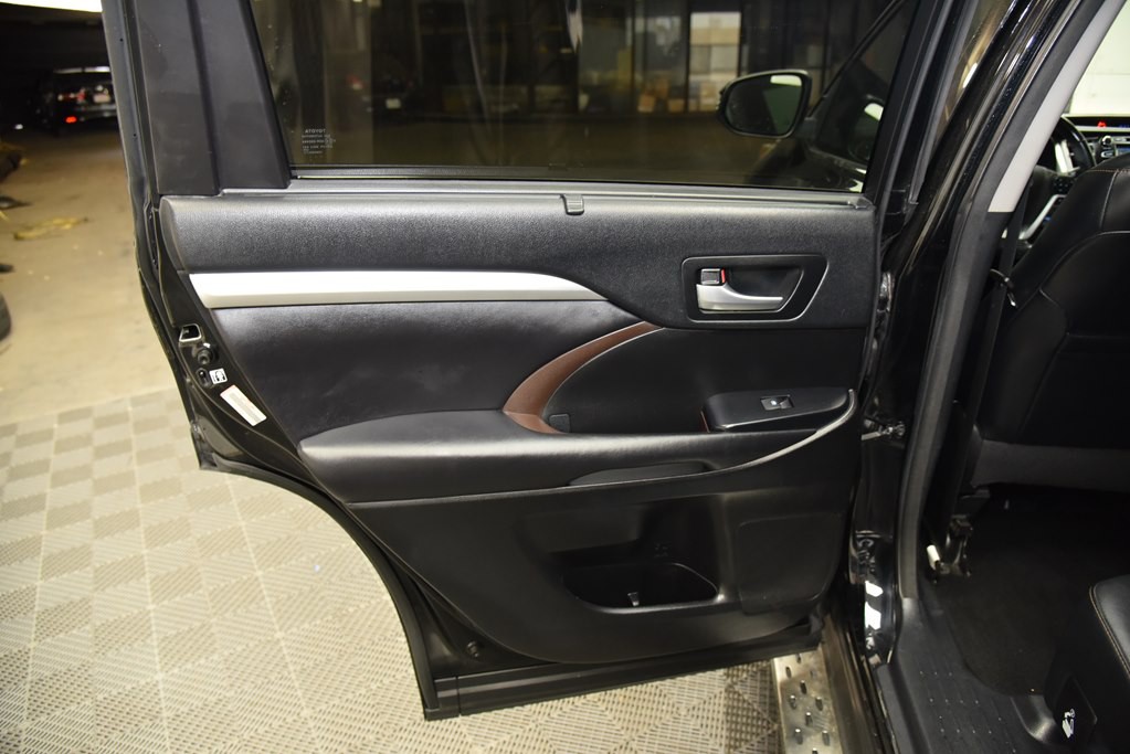 2017 Toyota Highlander Image 21
