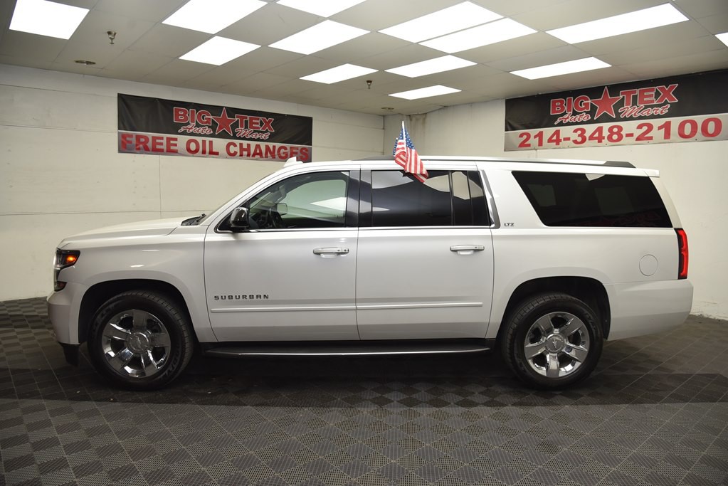 2016 Chevrolet Suburban Image 2