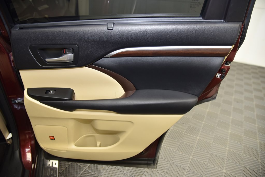 2015 Toyota Highlander Image 18