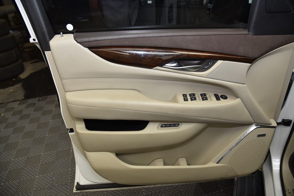 2017 Cadillac Escalade Image 24