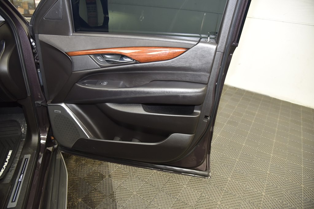 2016 Cadillac Escalade Image 32
