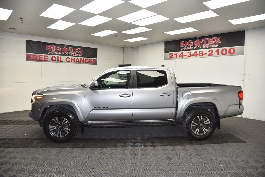 2017 Toyota Tacoma Image 2