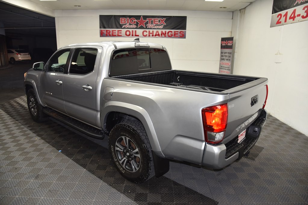 2017 Toyota Tacoma Image 3