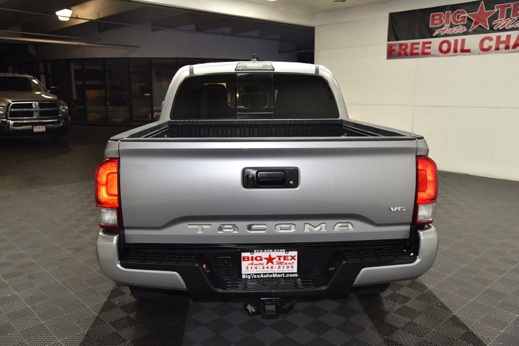 2017 Toyota Tacoma Image 4