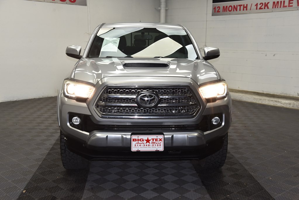 2017 Toyota Tacoma Image 9