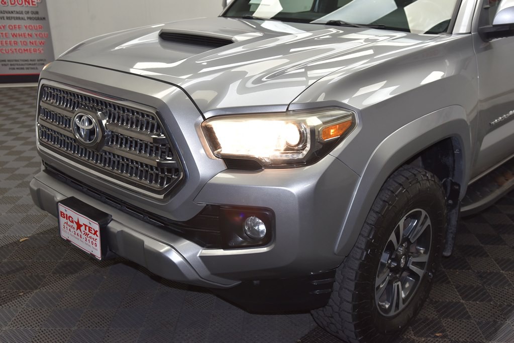 2017 Toyota Tacoma Image 12