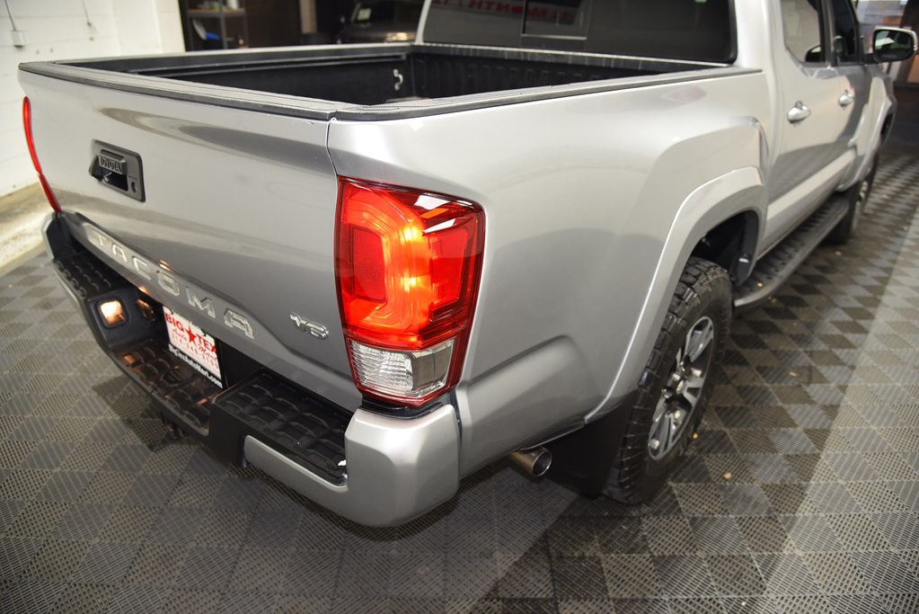 2017 Toyota Tacoma Image 16