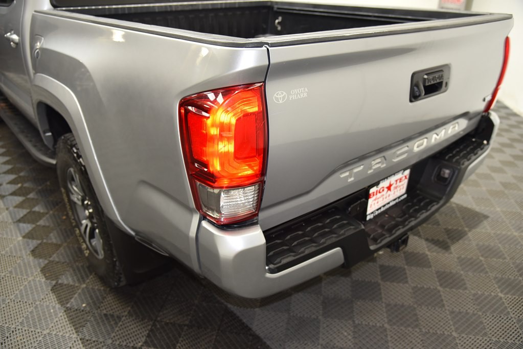 2017 Toyota Tacoma Image 17