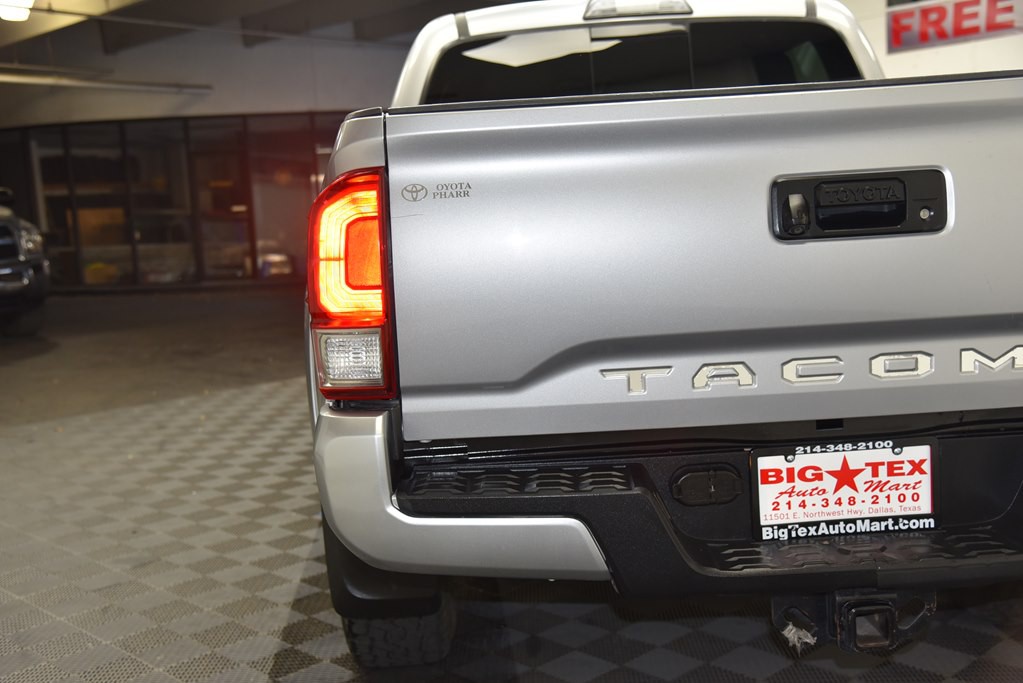 2017 Toyota Tacoma Image 18