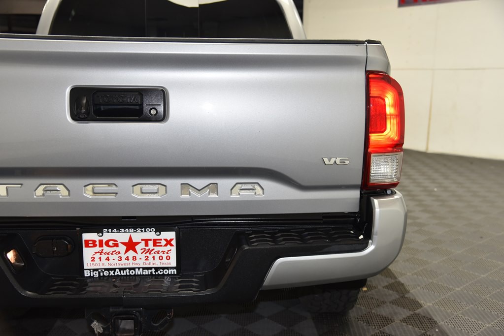 2017 Toyota Tacoma Image 19