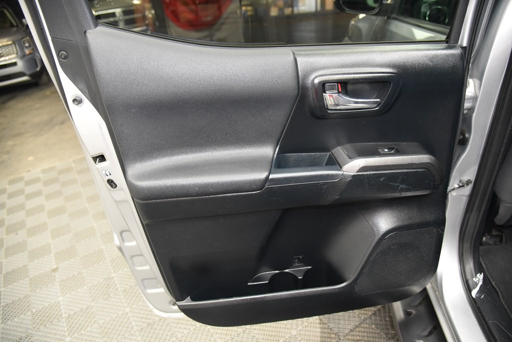 2017 Toyota Tacoma Image 22