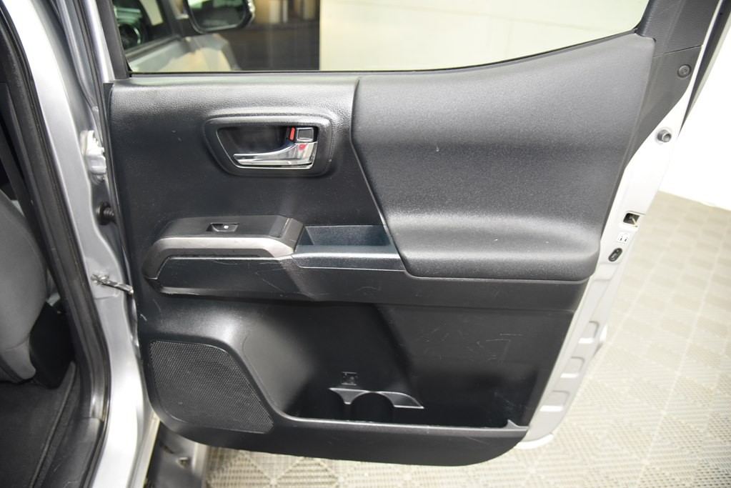 2017 Toyota Tacoma Image 25