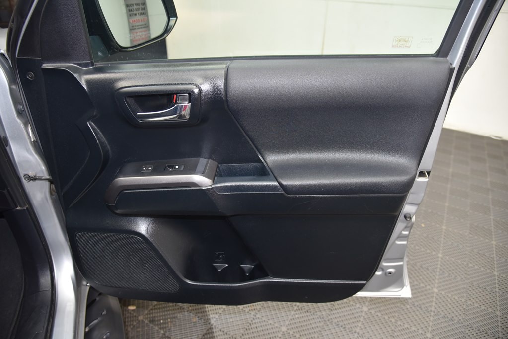 2017 Toyota Tacoma Image 30