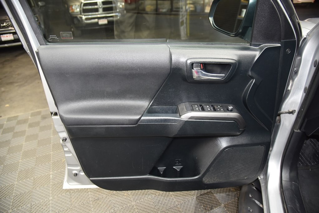 2017 Toyota Tacoma Image 33