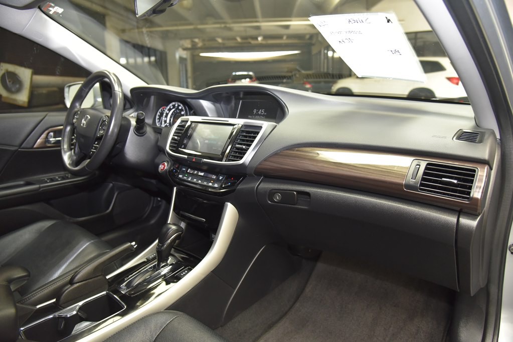 2017 Honda Accord Image 30