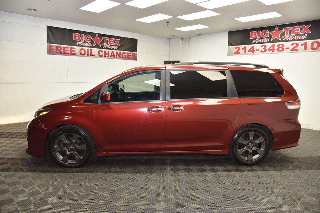 2016 Toyota Sienna Image 2