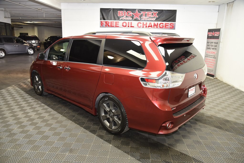 2016 Toyota Sienna Image 3