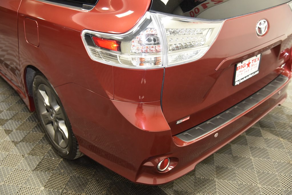 2016 Toyota Sienna Image 11