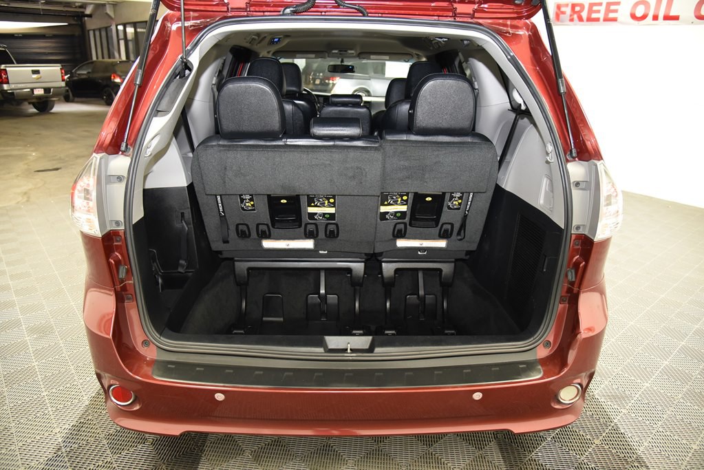 2016 Toyota Sienna Image 13