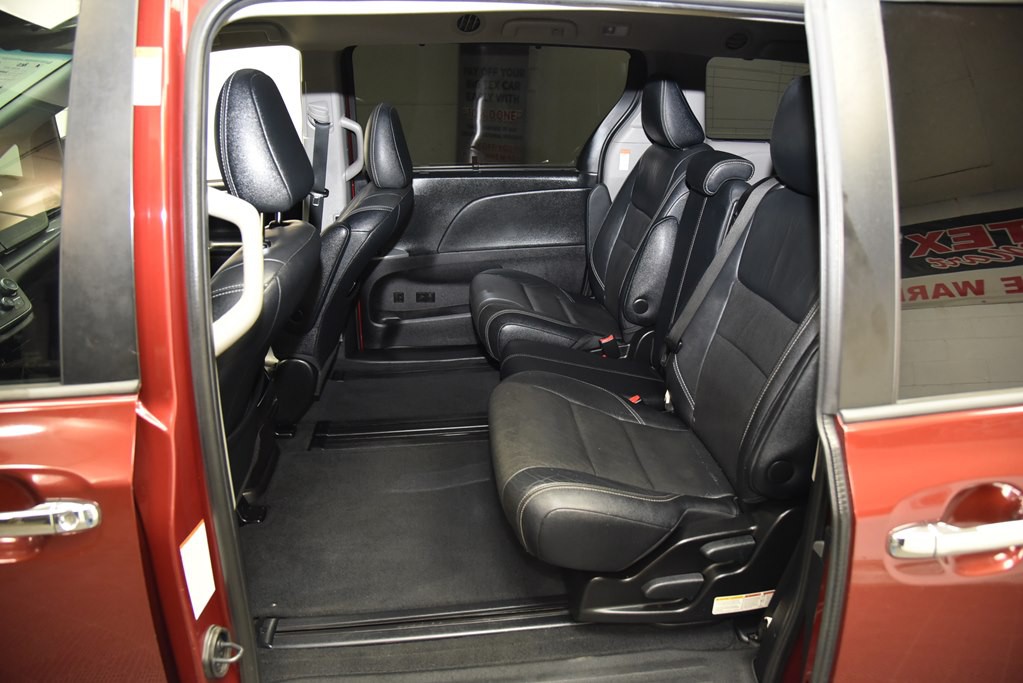 2016 Toyota Sienna Image 14