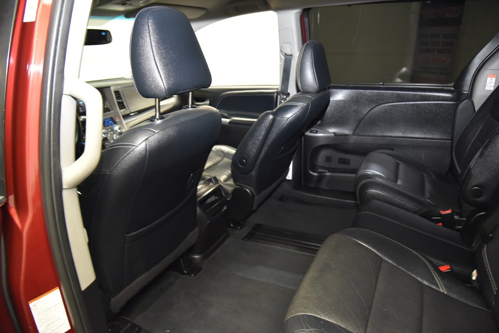 2016 Toyota Sienna Image 15