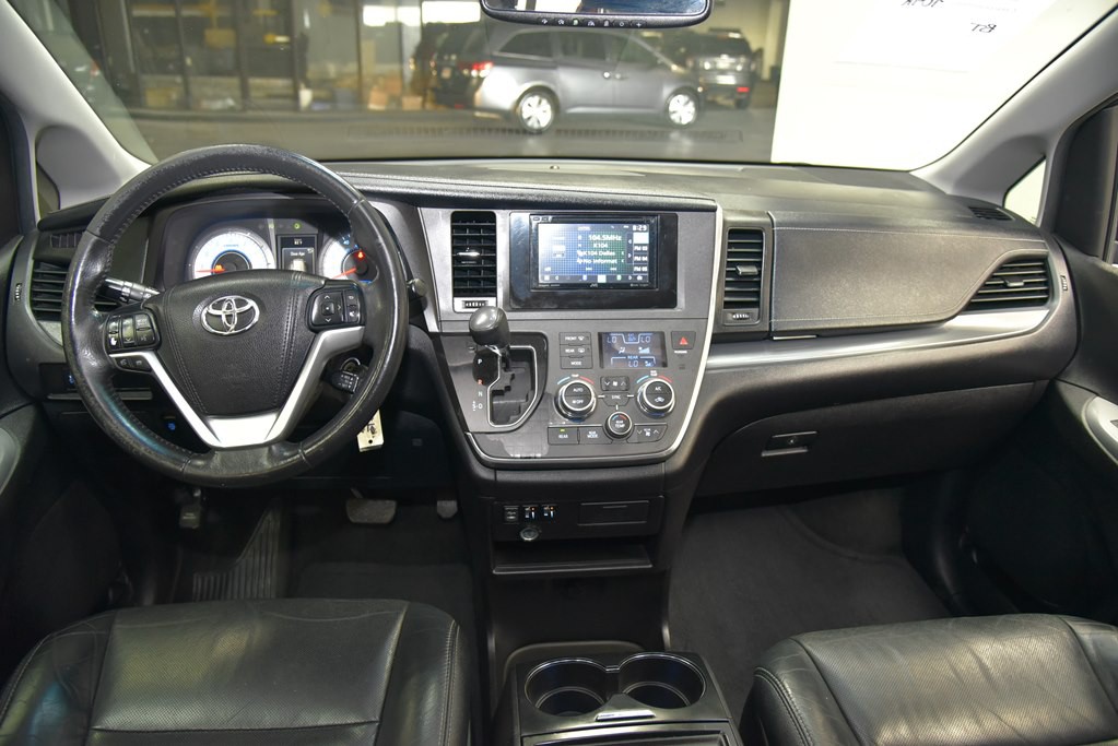 2016 Toyota Sienna Image 16