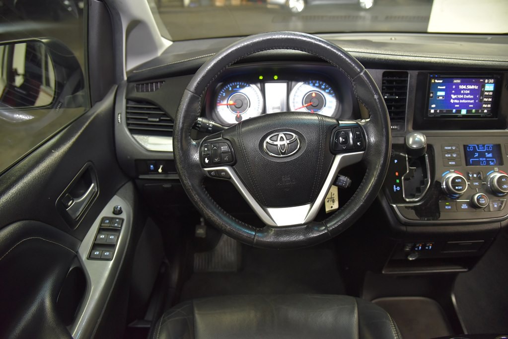 2016 Toyota Sienna Image 17