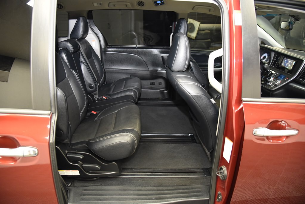 2016 Toyota Sienna Image 18
