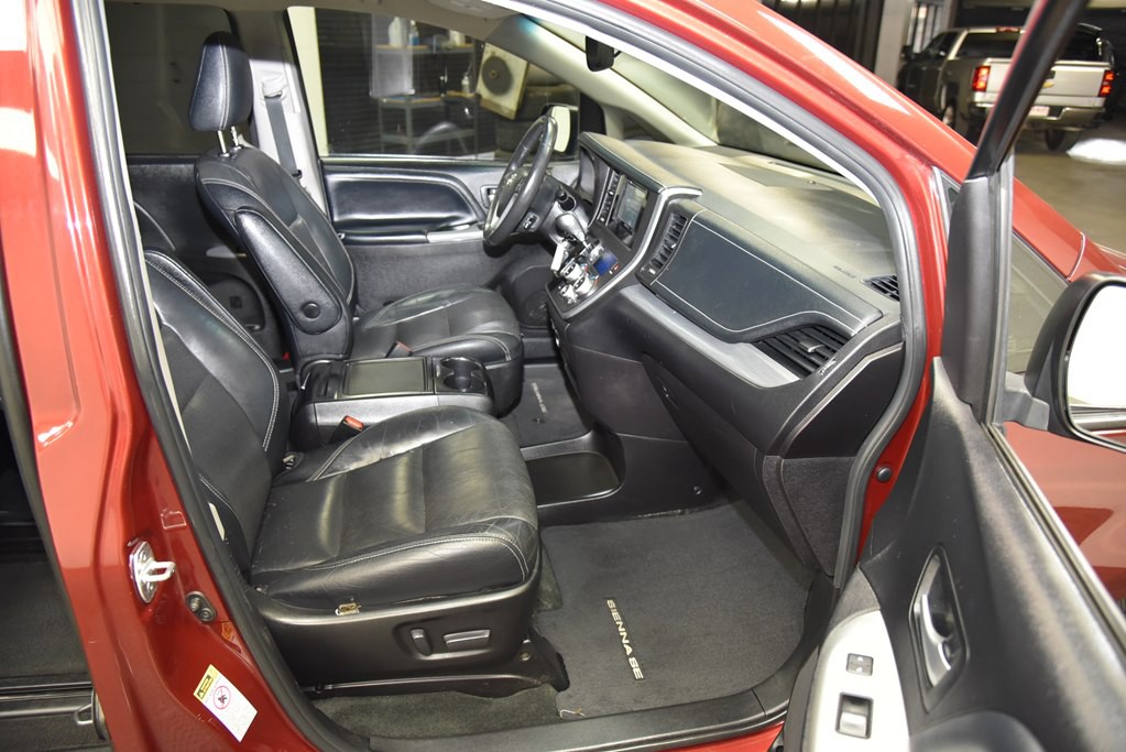 2016 Toyota Sienna Image 19