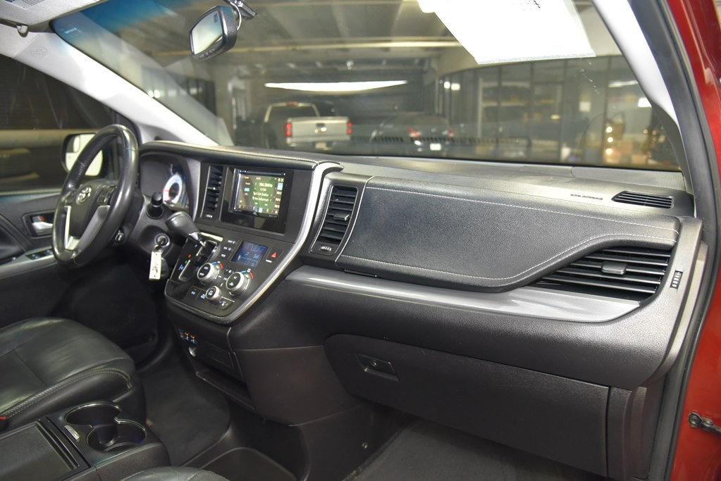 2016 Toyota Sienna Image 20