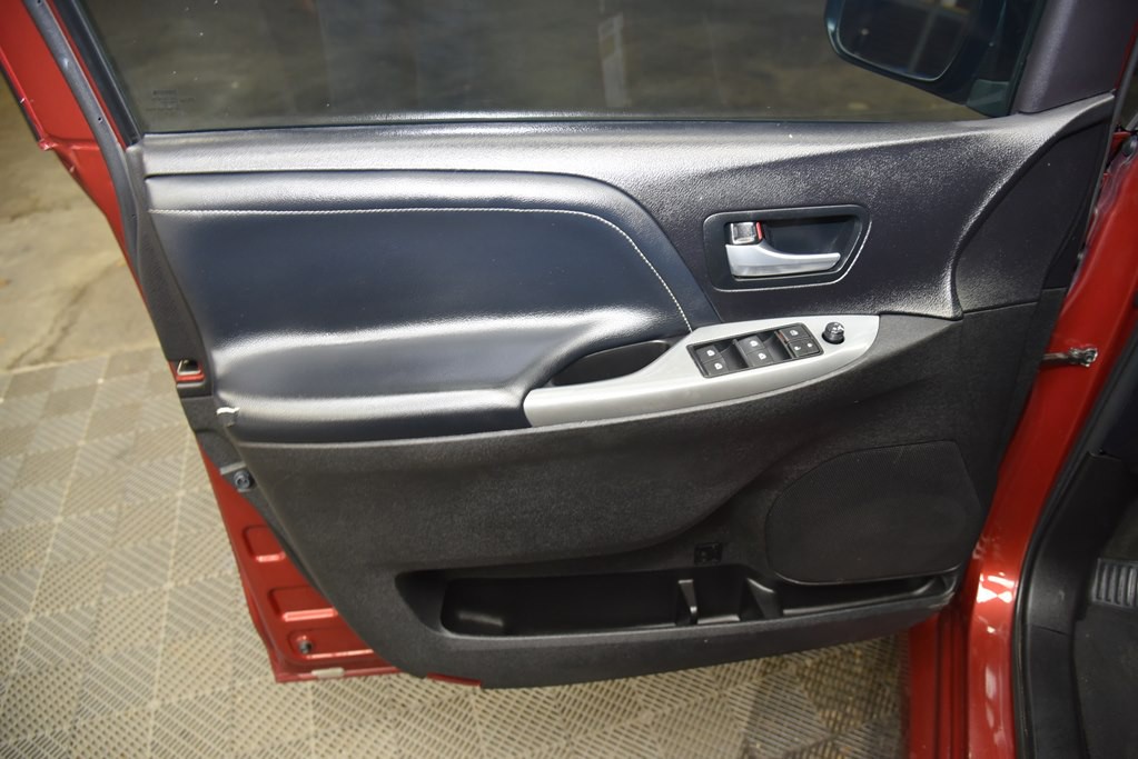 2016 Toyota Sienna Image 23