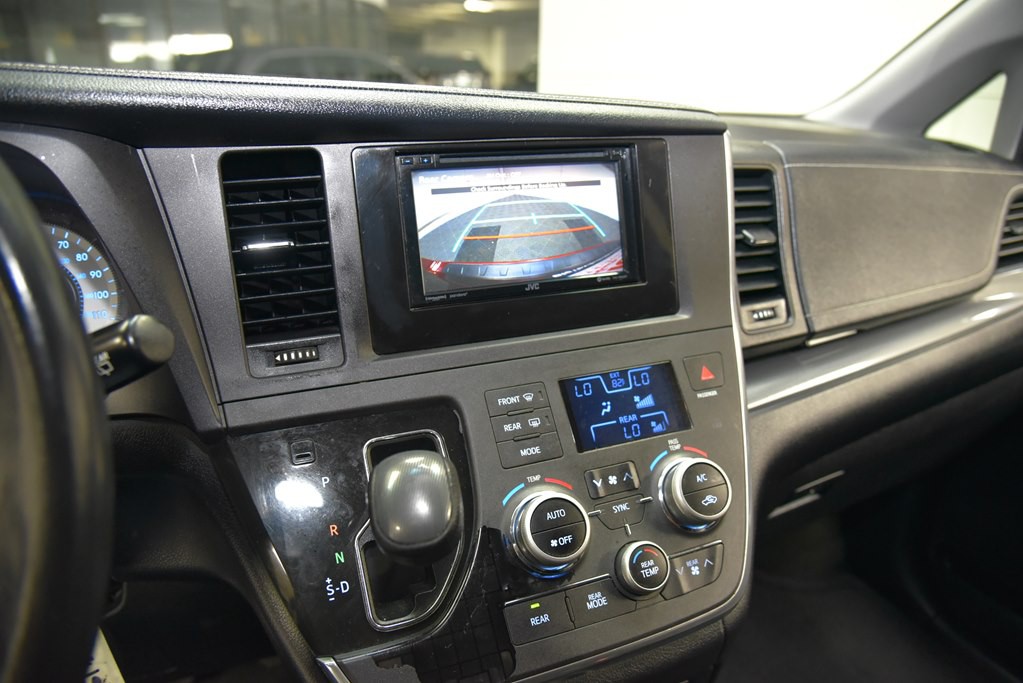 2016 Toyota Sienna Image 24