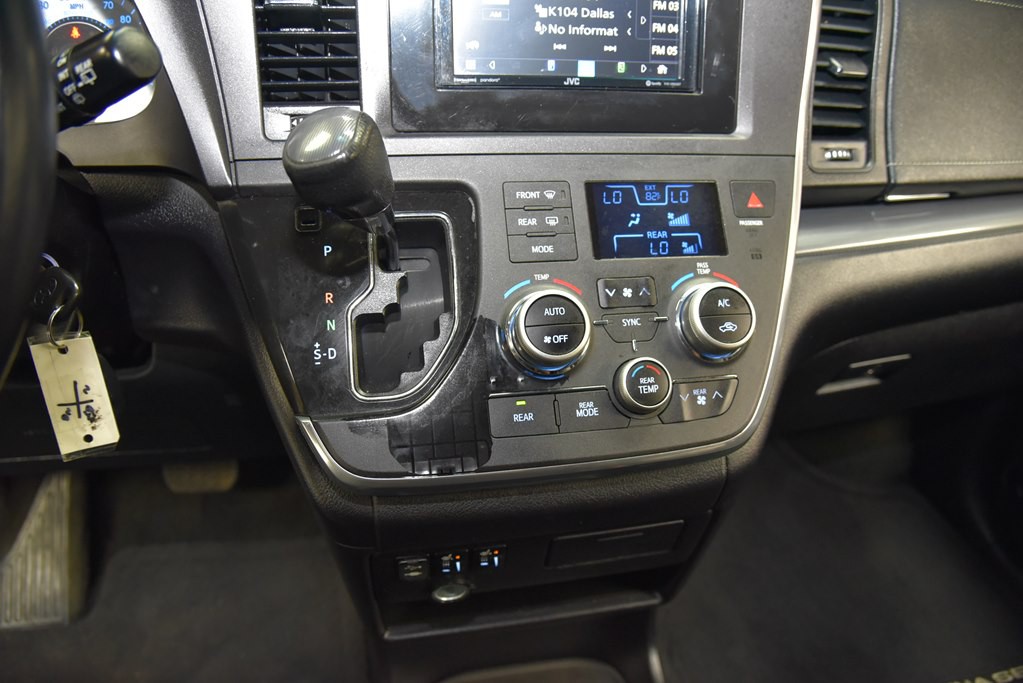 2016 Toyota Sienna Image 25