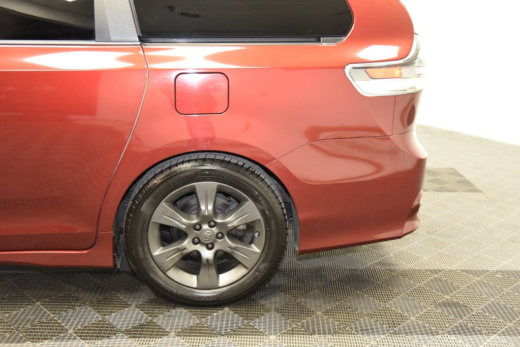 2016 Toyota Sienna Image 30