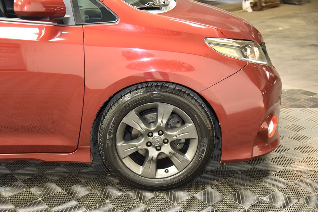 2016 Toyota Sienna Image 32
