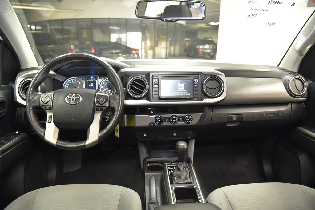 2016 Toyota Tacoma Image 16