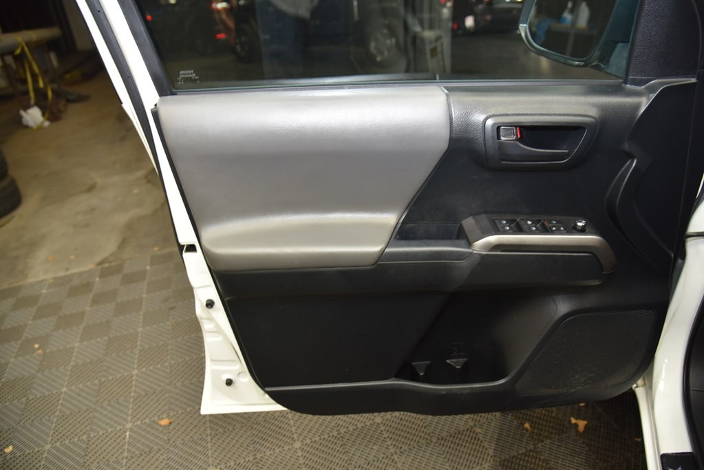 2016 Toyota Tacoma Image 21