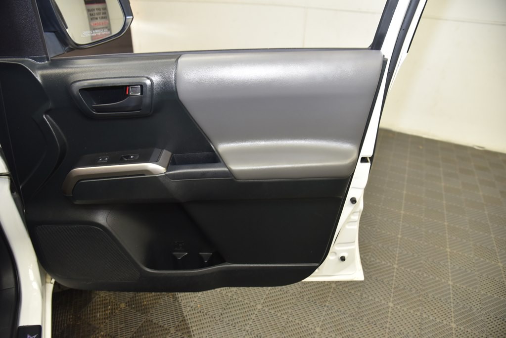 2016 Toyota Tacoma Image 24