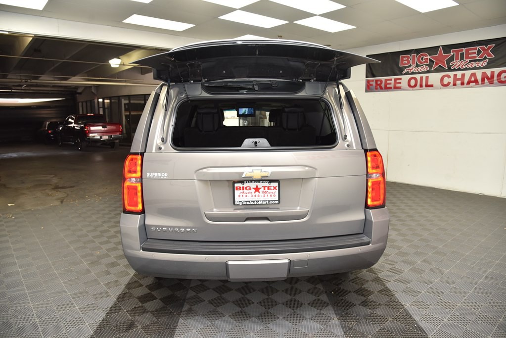 2017 Chevrolet Suburban Image 6
