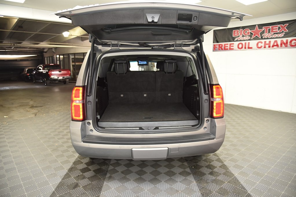 2017 Chevrolet Suburban Image 8