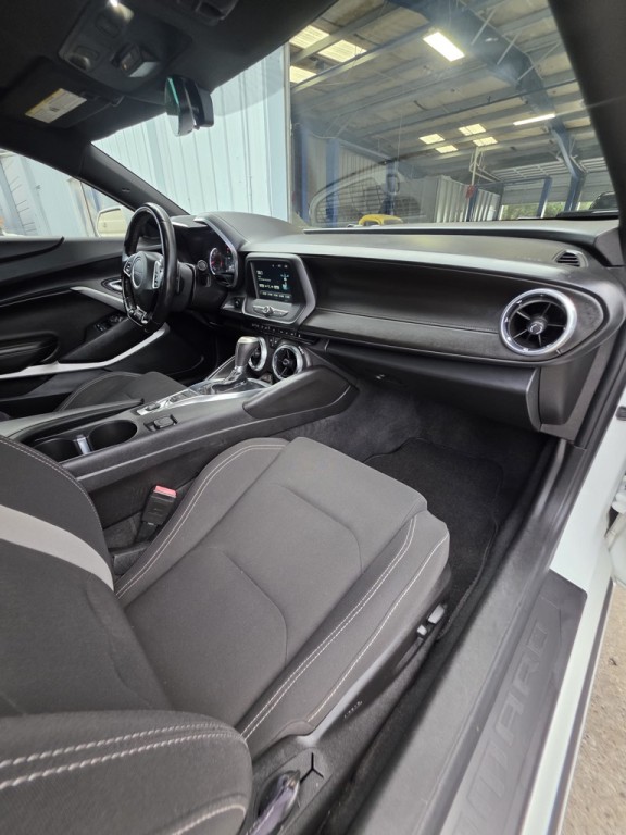 2017 Chevrolet Camaro Image 12