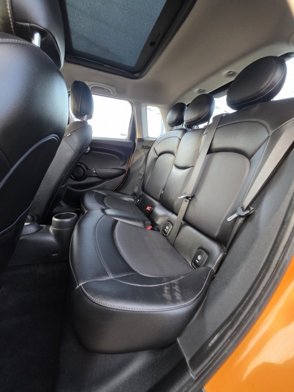 2015 MINI Cooper Image 22