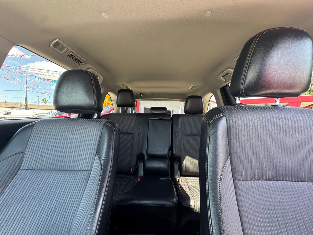 2017 Toyota Highlander Image 17