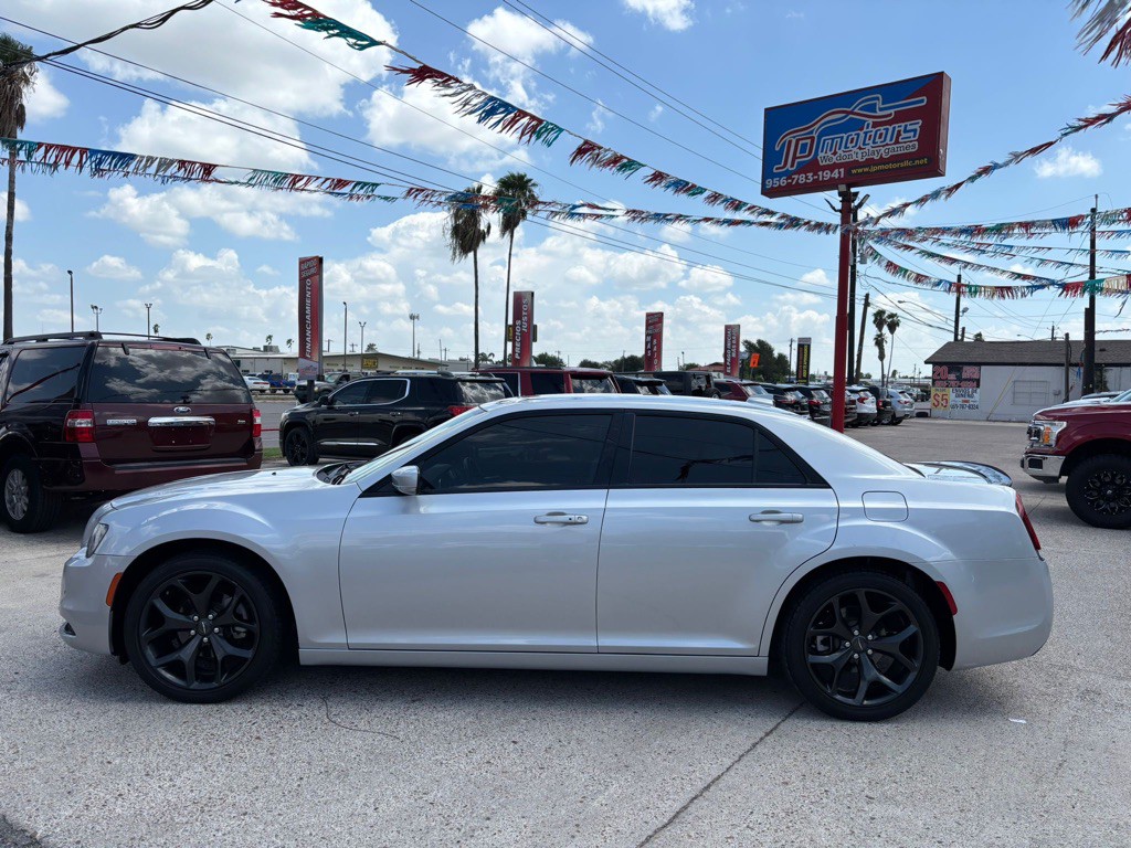 2021 Chrysler 300 Image 2