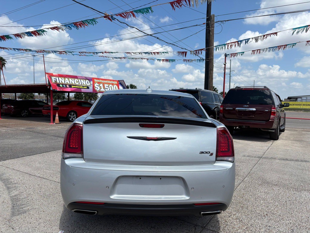 2021 Chrysler 300 Image 8