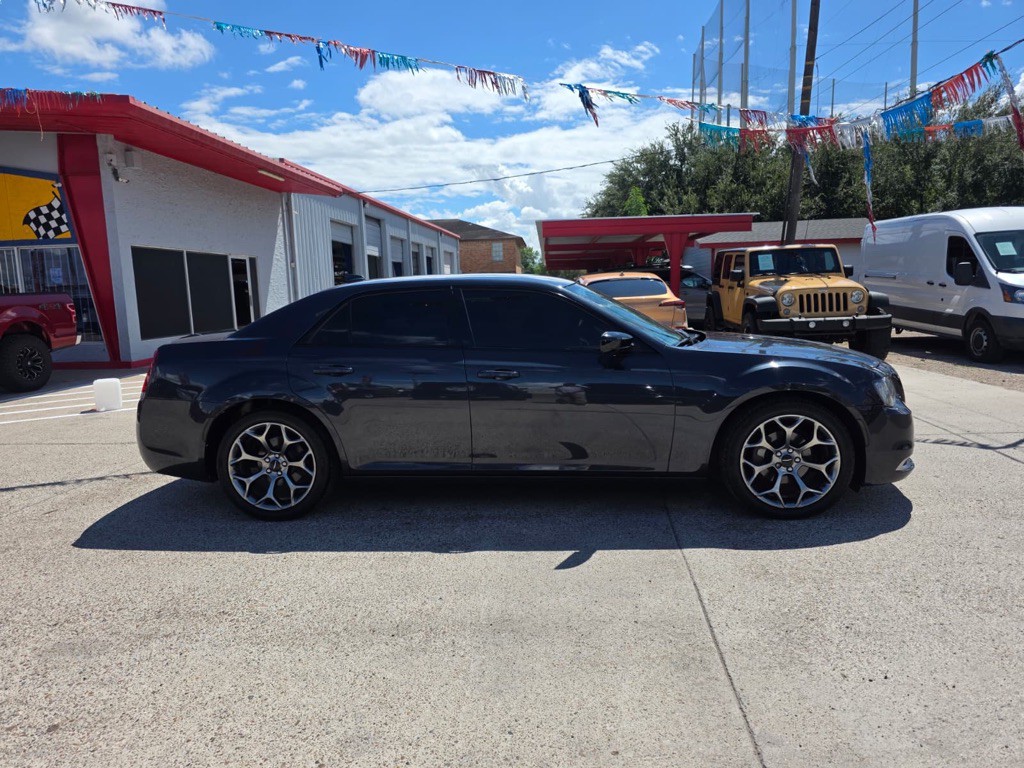 2018 Chrysler 300 Image 2
