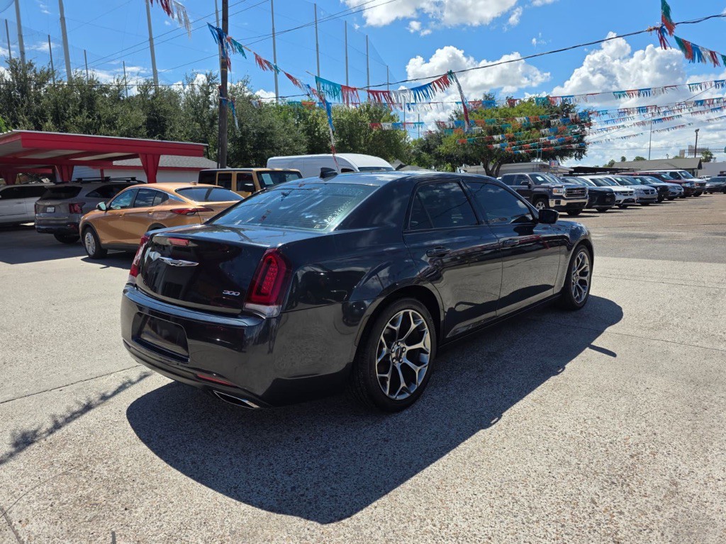 2018 Chrysler 300 Image 6