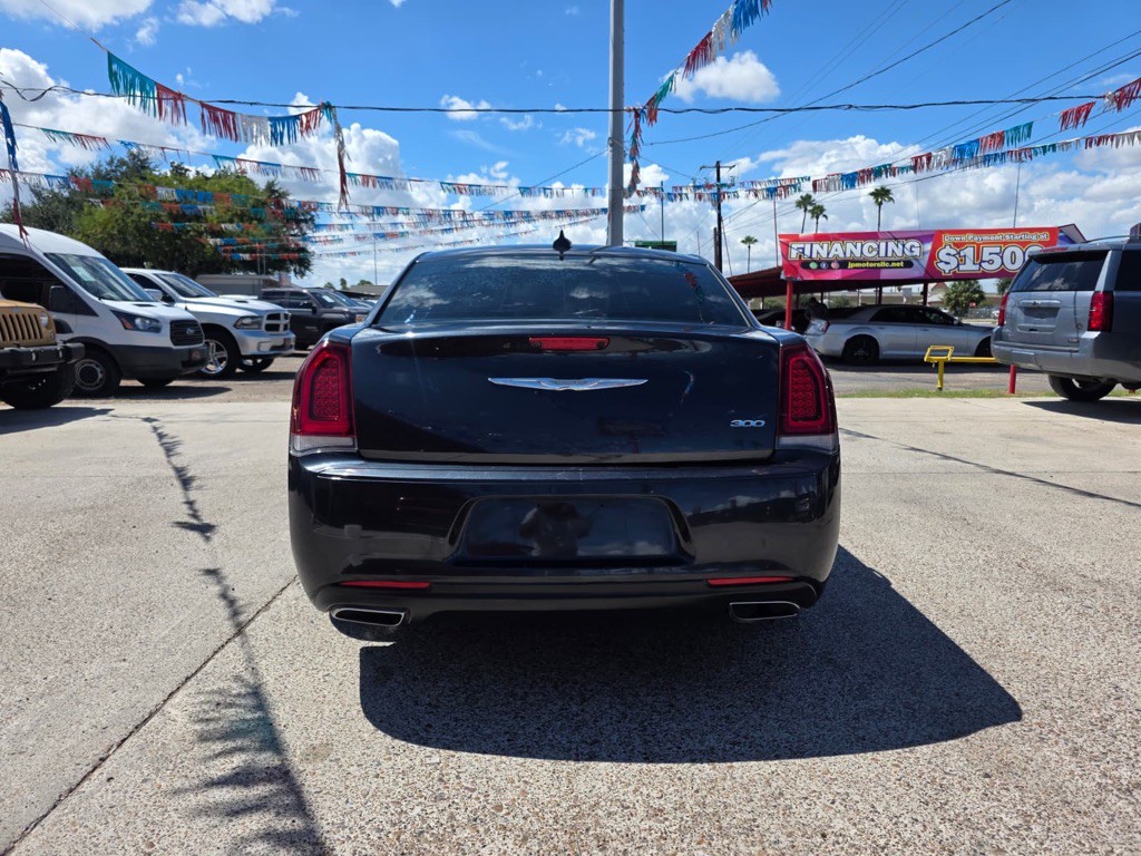 2018 Chrysler 300 Image 8