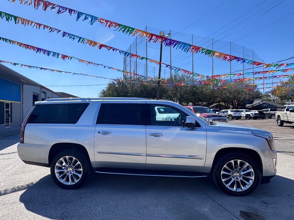 2017 Cadillac Escalade Image 3